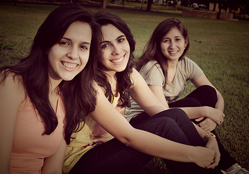 friends-hangout-together-outdoors