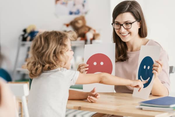 Emotion emoticons used by a psychologist during a therapy session with a child.