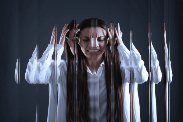A woman expressing distress, symbolizing the emotional dysregulation of BPD A woman expressing distress, symbolizing the emotional dysregulation of BPD