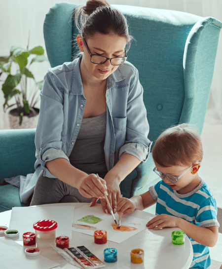 wmremove-transformed-10-e1752672829667 1 Child with therapist undergoing play therapy